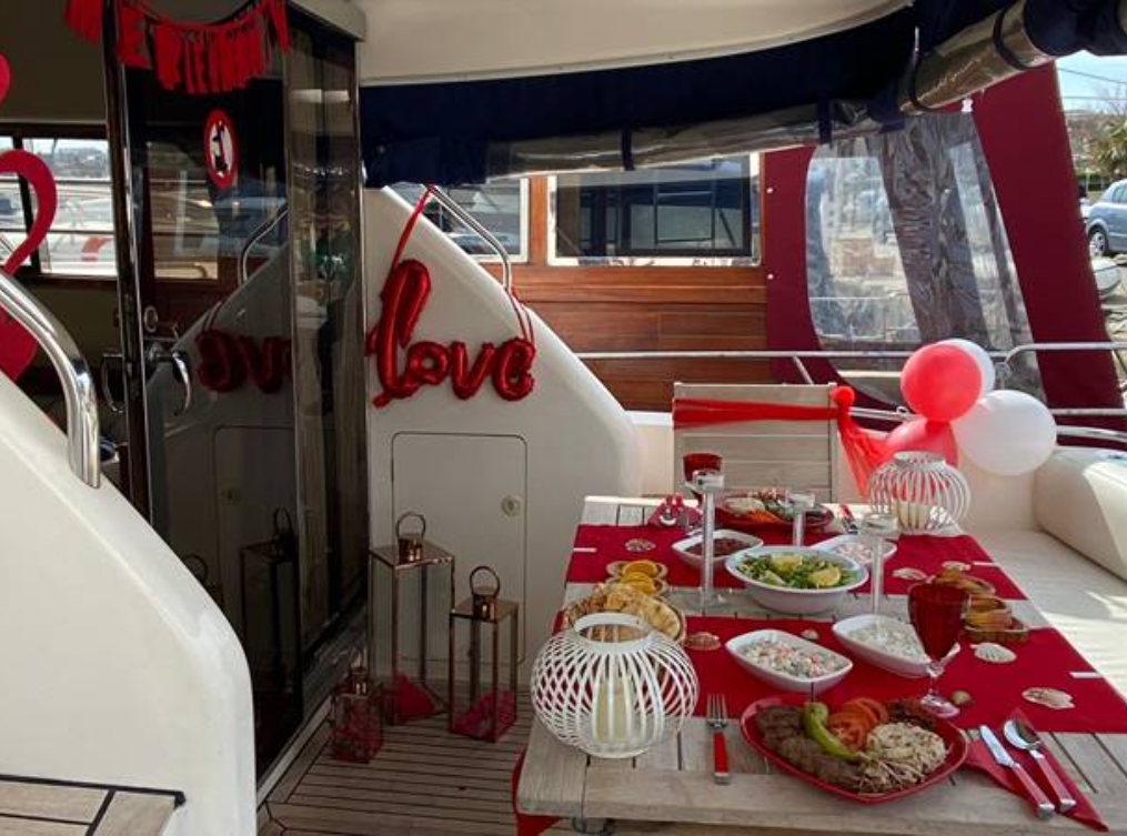 Çeşme'de Özel Günler İçin Yat Kiralama – Doğum Günü, Evlilik Teklifi, Parti